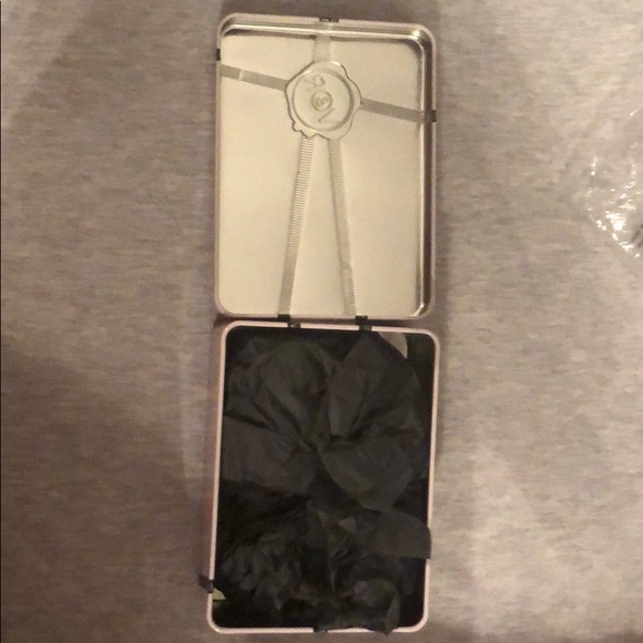 🌸Viktor & Rolf Flowerbomb🌸 - Picture 3 of 7